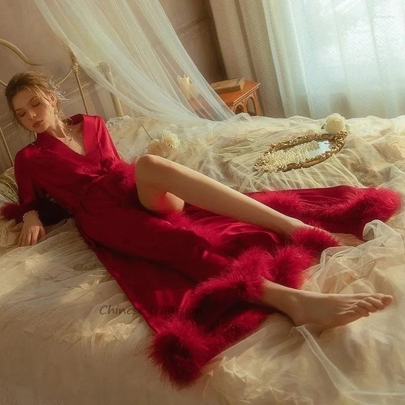 Kvinnors sömnkläder Bourgogne Brud Morningklänning Klänning Golvlängd Robe Wedding Bathrobe Luxury Feather Peignoir Lady Satin Loungewear
