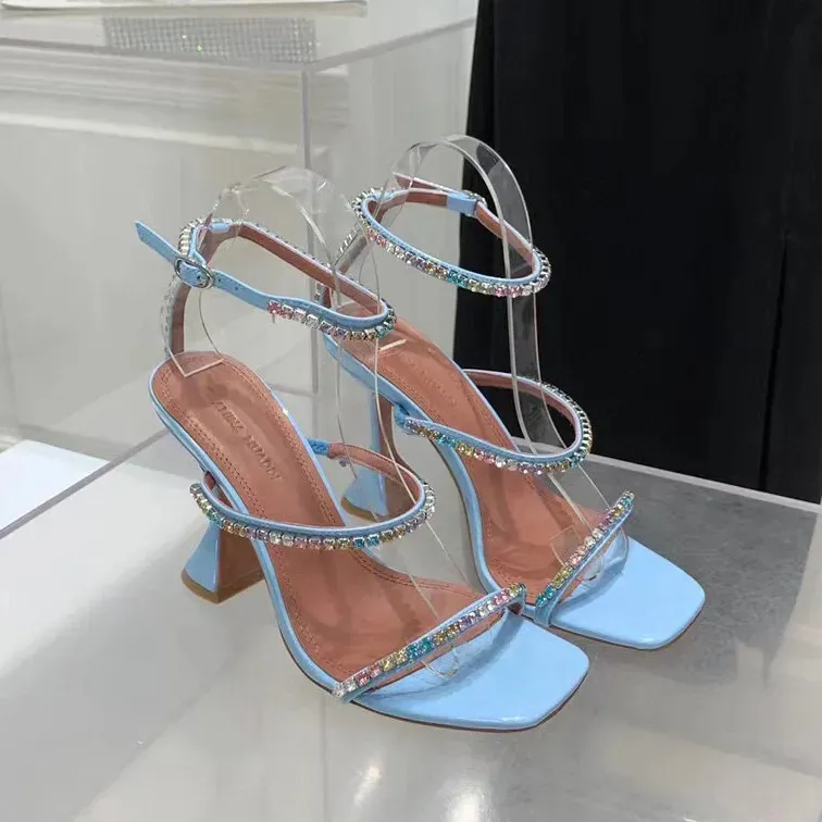 2023 Amina Muaddi Rose Red Sandals 95mm Crystal 장식 스트랩 스풀 힐 슬리퍼 여성 여름 고급 디자이너 신발 신발 샌들 연회장 여성 신발