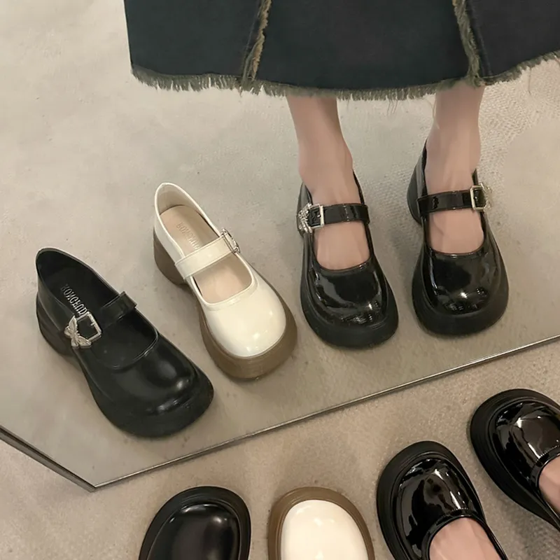 Mary Jane Small Shoes printemps et été 2023 Nouveau muffin à fond épais Couleur solide britannique Temperament de mode sauvage britannique Small chaussures de sport pour femmes décontractées.