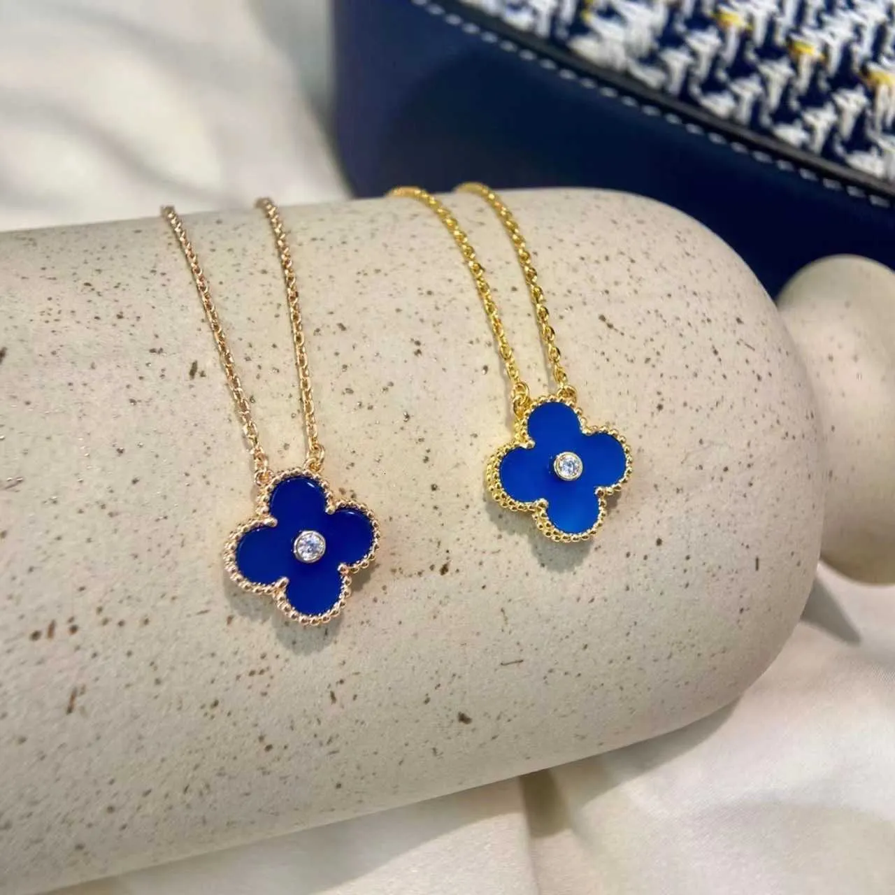 Moda de luxo 4/Trevo de Quatro Folhas Colar de trevo de quatro folhas em ouro V de alta qualidade com um pingente de grama da sorte de ágata azul rosa 18K banhado grosso, simples e luxuoso