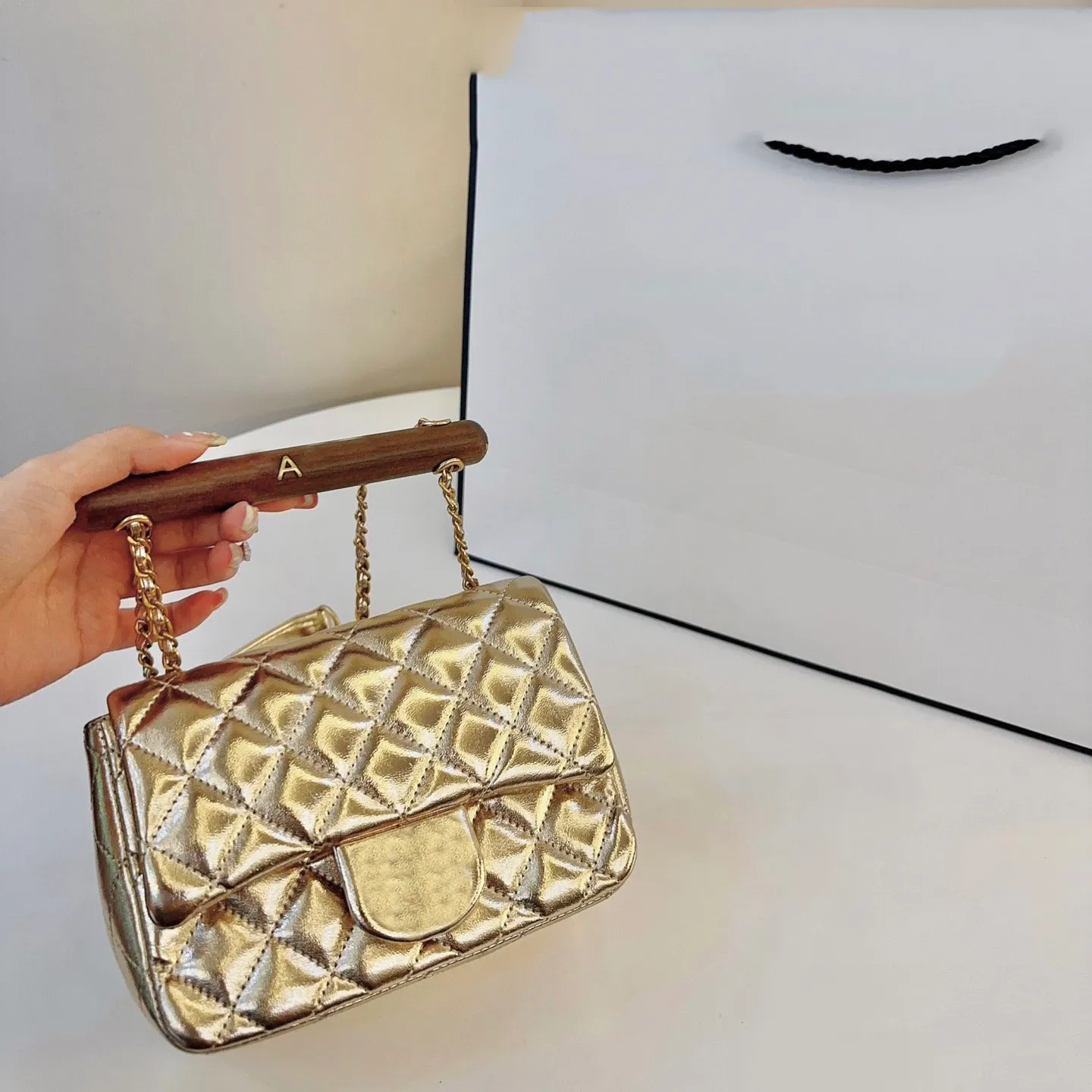 Женская брендовая большая мини-сумка с деревянной ручкой 23А с изысканной большой цепочкой из черного золота и серебра 17*13 см