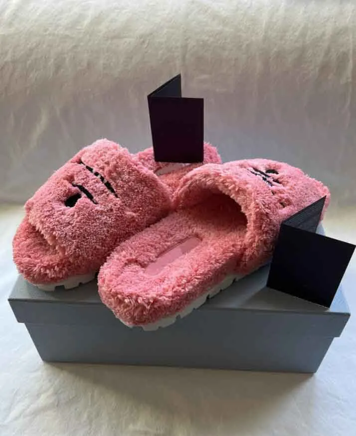 Invierno para mujer Zapatillas cálidas Pisos Chanclas Sandalia de lana de piel Acogedor Logo Sandalias deslizantes Suela de plataforma Interior plana Letras cálidas Sandalias Cómodas Fuzzy 35-42