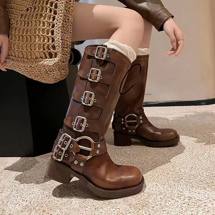 Nouvelles bottes longues marron rétro avec décoration en métal, bottes de motard de Cowboy occidentales à talon rugueux, bottes à tube haut de Style anglais pour femmes de stylistes pour chaussures de fête pour filles