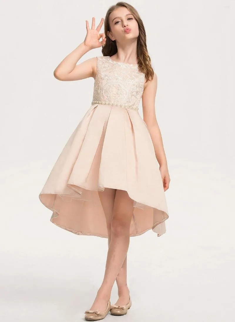 Dziewczyna ubiera się na linię Asymetryczną koronkową satynową sukienkę z druhną z koralikami Eleganckie sukienki bankietowe