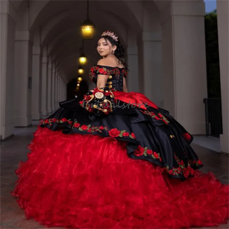 ゴージャスなメキシコのQuinceanera Dress 2023 Charro Para Black with Red Tiered Furfles Flowers甘い15ドレスVestidos DE XVバースデーパーティーガウンVestidosフォーマルドレス