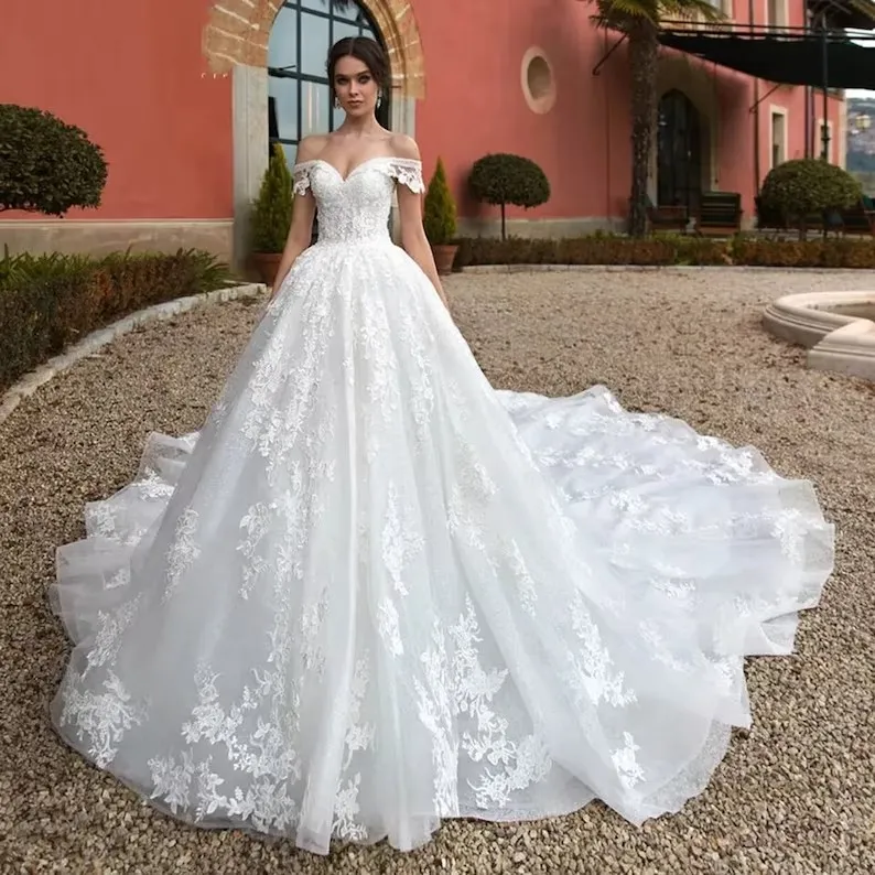 Robes de mariée en robe de bal à lacets sur mesure à manches courtes avec appliques sur l'épaule et train de balayage, plus la taille des robes de mariée en tulle