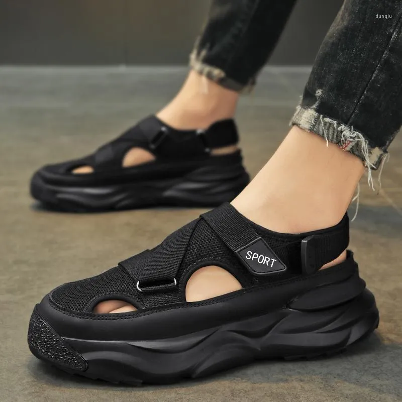 2023 Herr sommarsandaler kör utkläder tjock sula anti slip baotou sports strand sneakers menshoes män