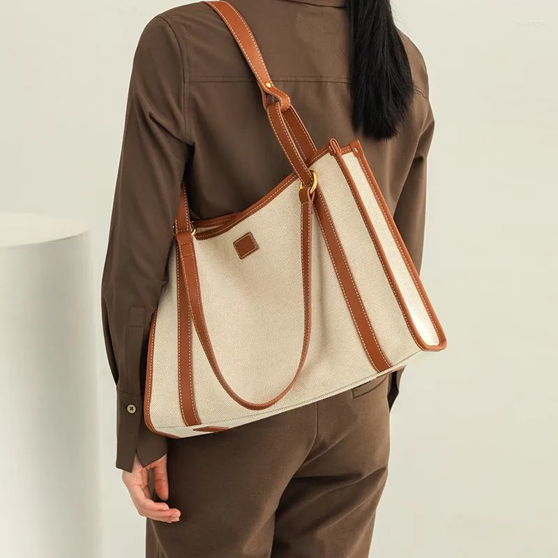 Вечерние сумки 2023 Женская сумка мода модная роскошная роскошная крупная мощность Высококачественная пригородная панель для женщин.