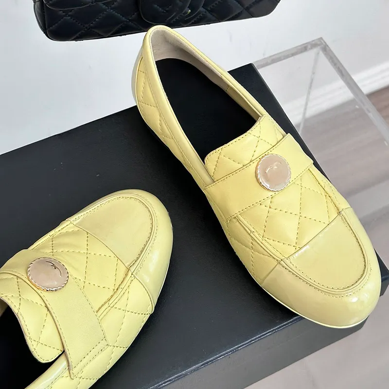 Womens Dress Shoes Calfskin Round Toe Slip On Loafers Hardware Matelasse Quilted Texture Leisure Shoe Ladies Flip Flops Slides For Party Yellow Black White Mules