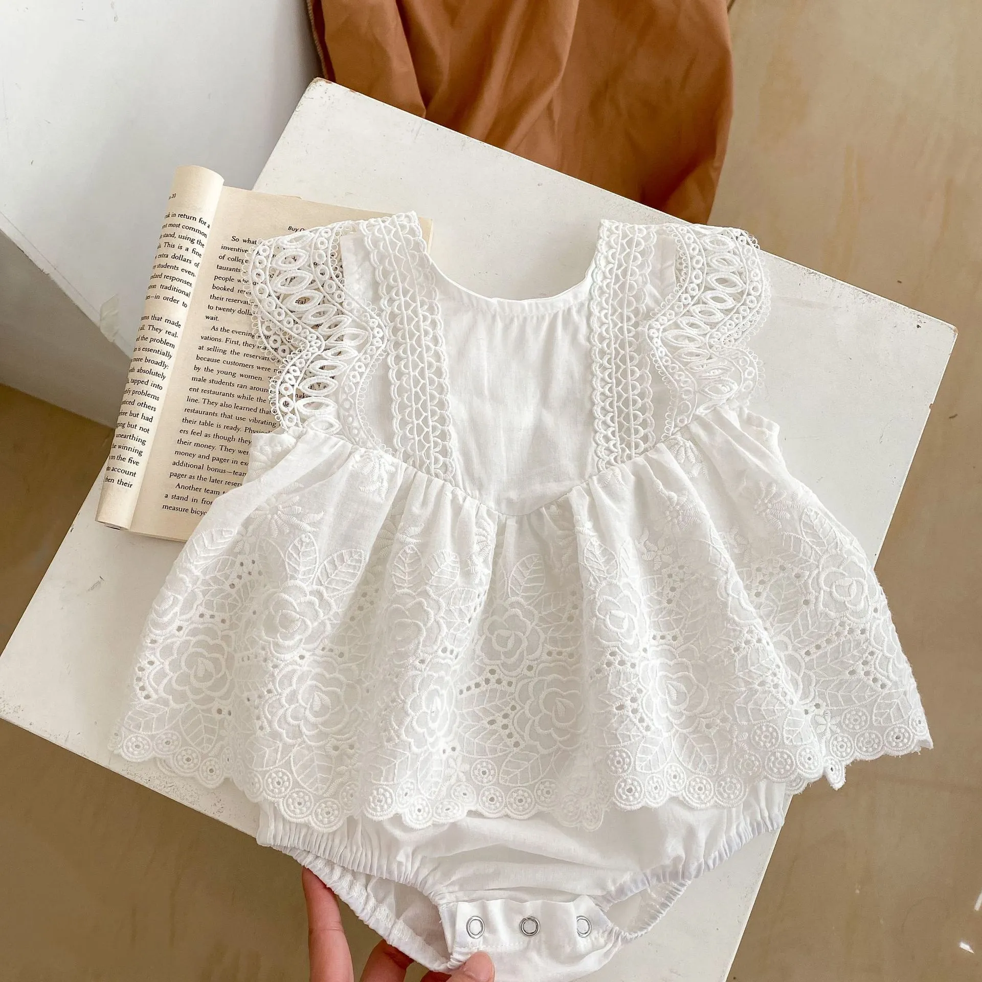 Baby Girls Lace Princess Romper Plain Floral spets broderi kjolskikt remmar snap triangel-botten jumpsuit 2571