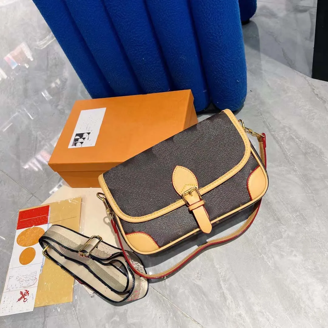 Klassisk tryckt handväska Diane Baguette Bag bred axelrem underarmsäck Retro Joker axelväska crossbody väska