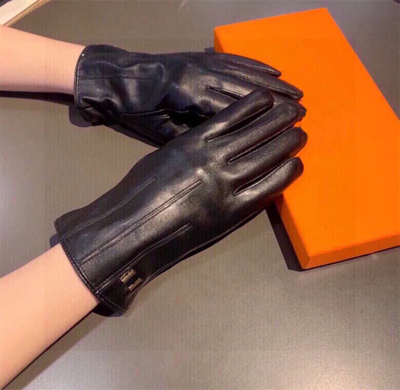 Зимние женские перчатки Дизайнерские кожаные перчатки с пятью пальцами Мужские модные перчатки Плюшевый сенсорный экран Роскошные перчатки для привода Кашемировые теплые варежки с коробкой 6 Стиль