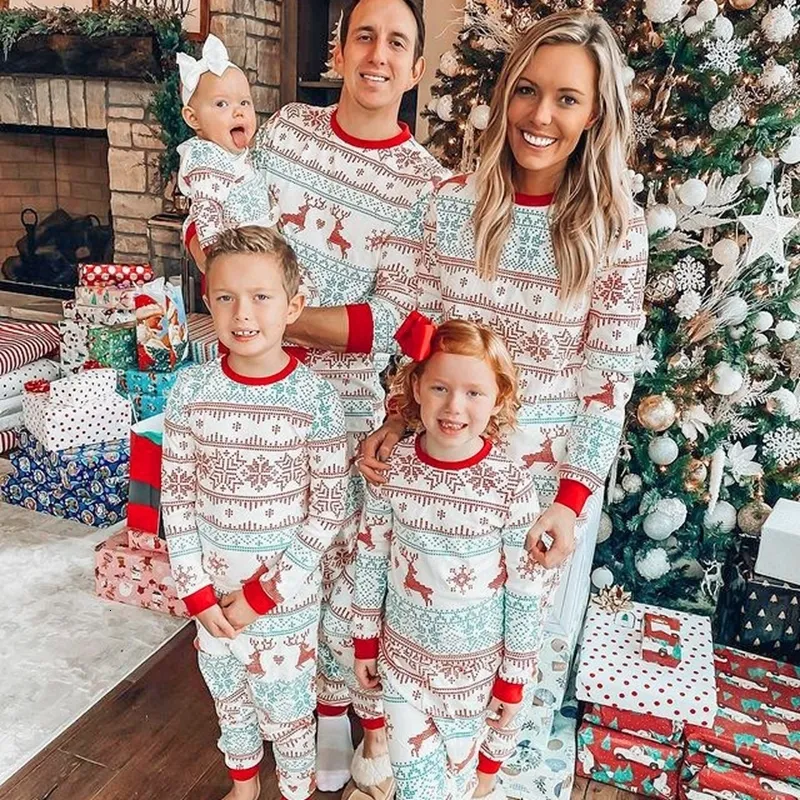 Familjmatchande kläder Xmas Family Look Mother Father Kids Matching Outfits Baby Romper Cartoon Print Soft Casual Christmas Pyjamas Set Sleepwear 230901