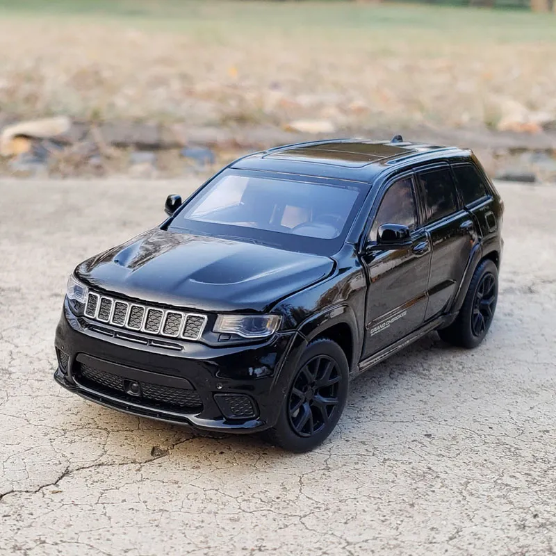 Diecast Model 1 32 Legering Model Auto SRT Grand Cherokee Klassieke Auto Stuur Schokdemper Simulatie Geluid Licht jongen Geschenken 230901