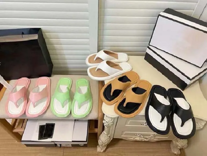 Designer-Sandalen, Brot, Flip-Flops für Damen, quadratischer Kopf, Clip-Zehe, lässige flache Hausschuhe, tragen Spleiß-Strandschuhe, weiche, bequeme Hausschuhe