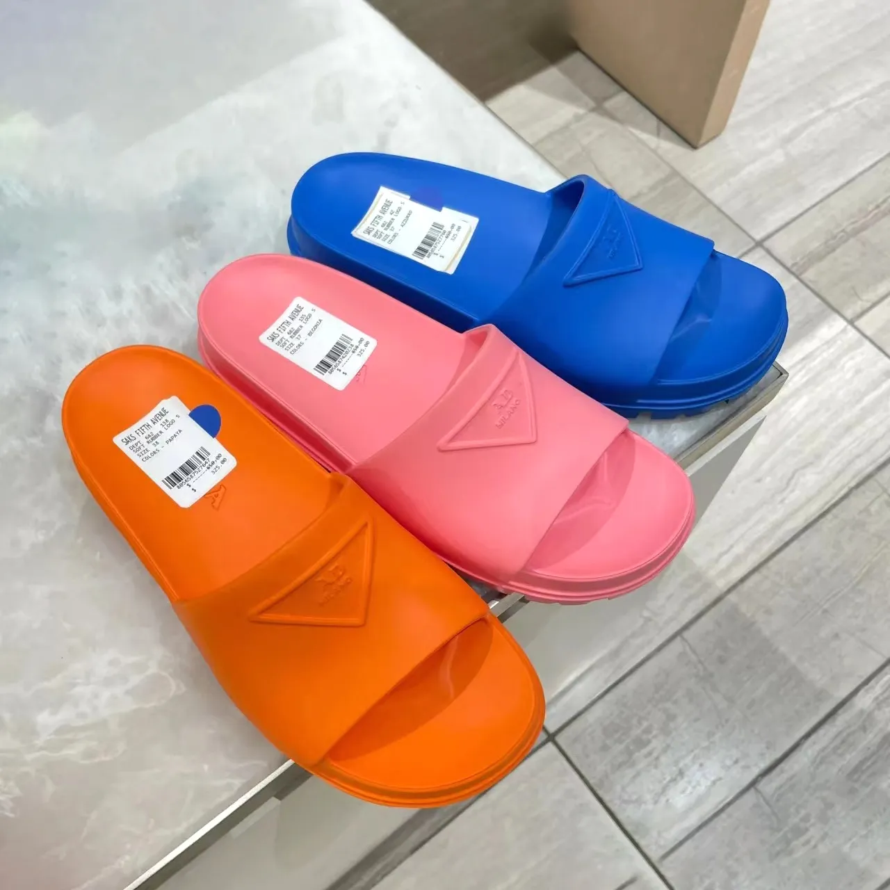 Mode luxe designer homme pantoufle été piscine femmes top qualité voyage taille 35-44 toboggan en caoutchouc triangle en relief hommes en plein air plat sandale de plage sliders mules mocassins