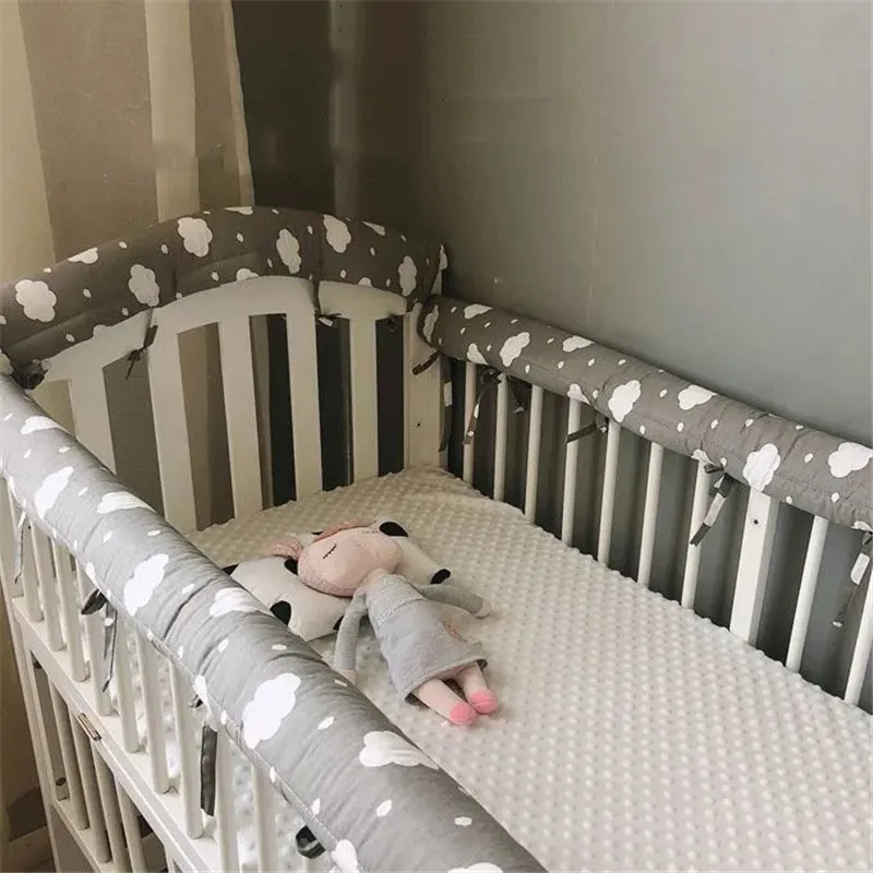 寝具セットシンプルな印刷されたベビーベッドバンパー保護ストリップ生まれ綿綿防止ベッドラッピング側の子供のスプライシングベッドサイドクッション230901