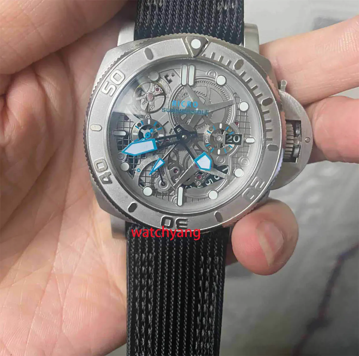 Materiale della cassa della serie Stealth dell'orologio sportivo di design: la bocca del cinturino in gomma con movimento meccanico automatico satinato da 47 mm può ruotare