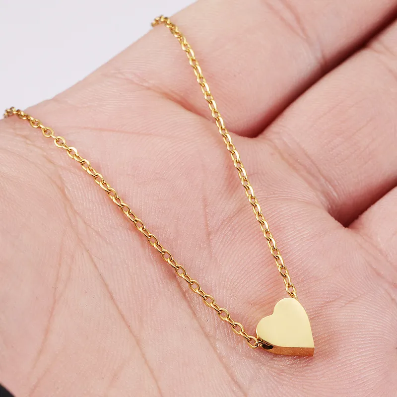 Collier avec pendentif d'amour de la mode européenne et américaine, Style INS minimaliste polyvalent pour femmes, en acier inoxydable, chaîne de cou en forme de cœur de pêche