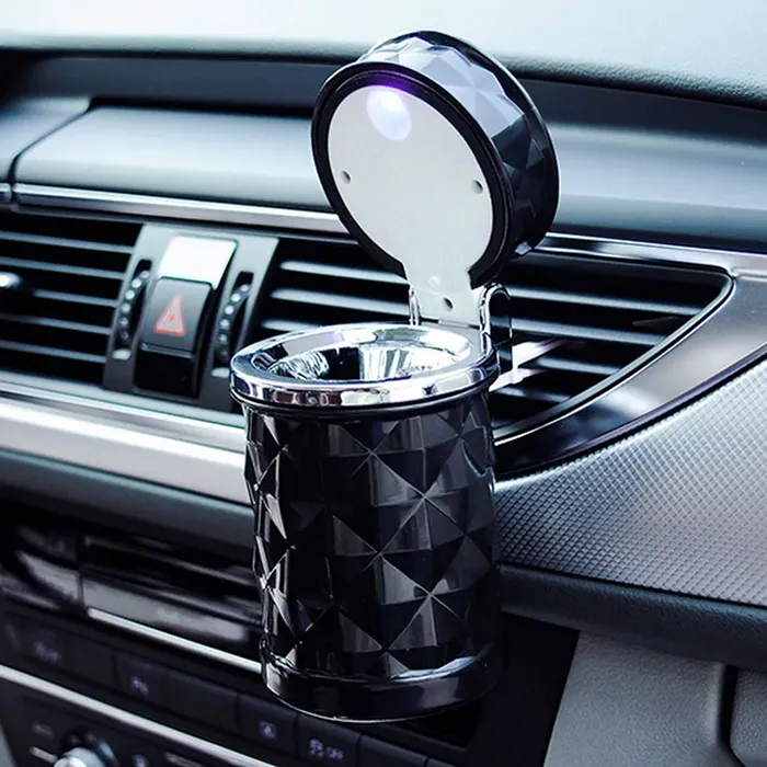 Accessoires de voiture lumière LED cendrier de voiture universel luxe Portable porte-cigarette style de voiture fumée noir blanc tasse de stockage outil de fumage