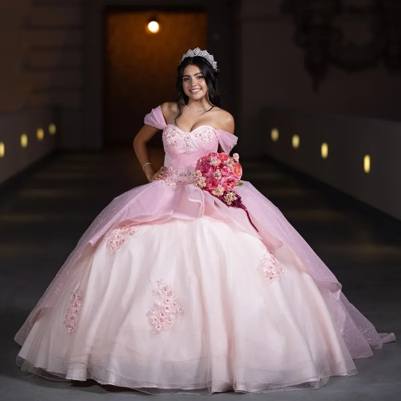 Abito da ballo principessa scintillante con scollo a cuore e spalle scoperte Abiti Quinceanera Cinghie eleganti Abito da dolce 16 in cristallo con applicazioni