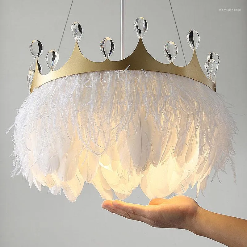 Lâmpadas pendentes Kobuc Modern White Feather Lights Gold Crown Girl's Room Pendurado Lâmpada com decoração de cristal para quarto El AC110V 220V