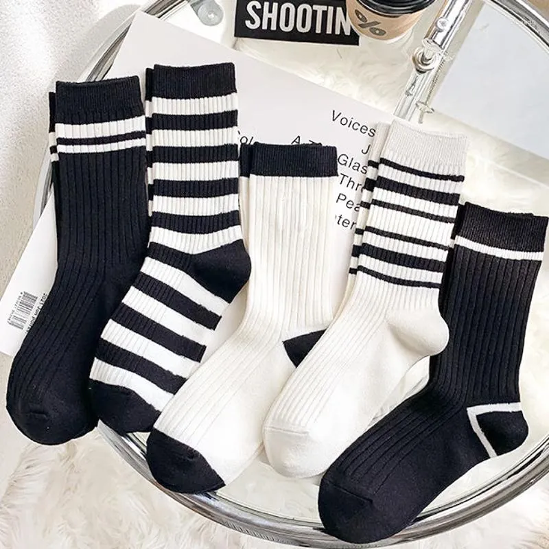 Women Socks 5 Pairs Lot Crew Tube Stripe Fashion Black White Loose Long Cute Sock Middle Casual Breathable Spring Autumn