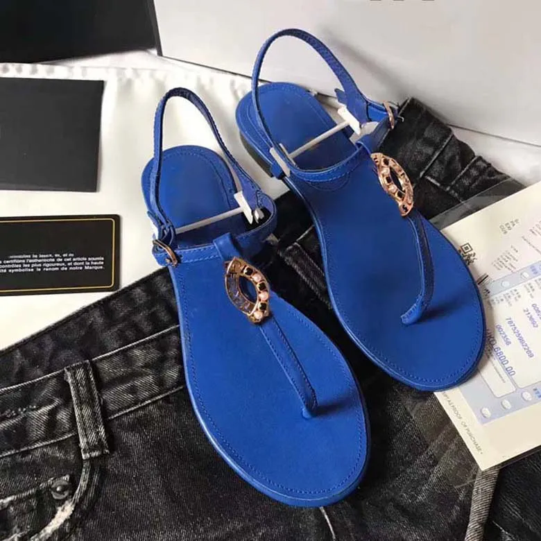 Sandalias de diseñador Chanclas para mujer Tacón plano Hebilla de metal Zapatillas de playa al aire libre informales y versátiles con caja