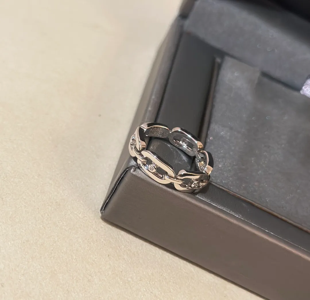 Ring Top V Luxus Gold Uno Move Brand Designer Hollow Round Charm Chain Ehering für Bräute Juwely Party Geschenk