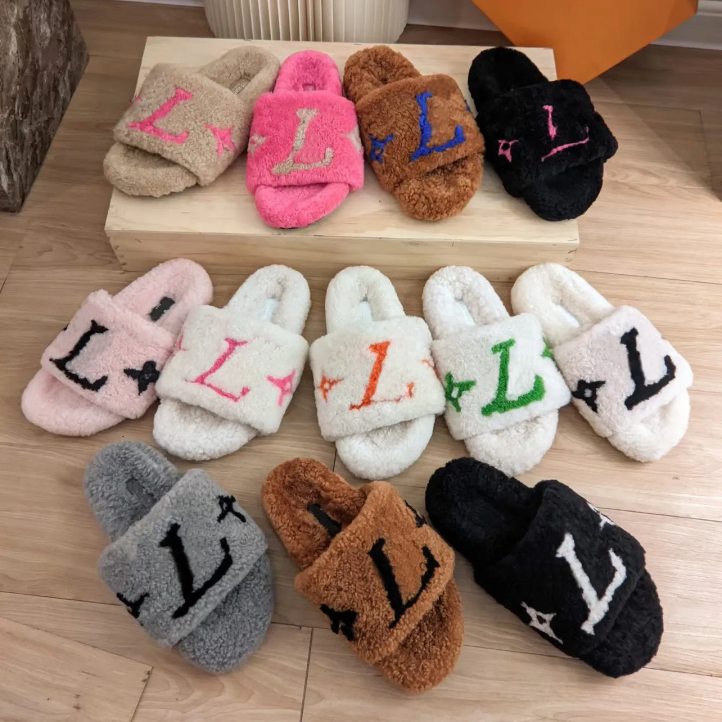 Designer Slipper Sandaler Flip Flops Fashion Anti-Slip Female Slides Women Furry Fluffy Faux Fur Luxury Slipers Warm inomhus