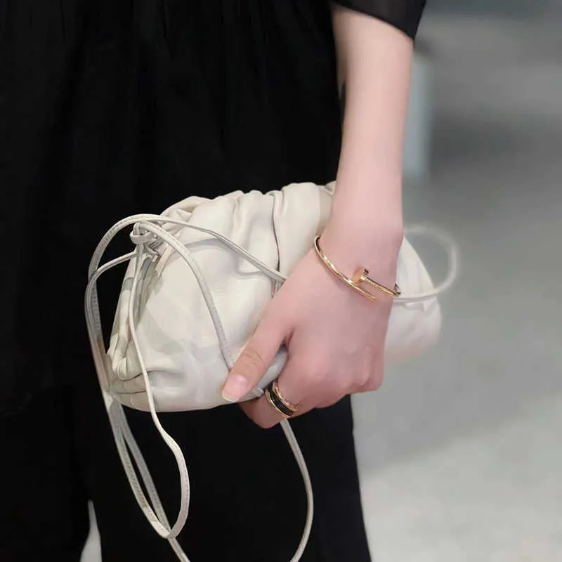 Sac de luxe Bottga Vene ME Nouveau sac nuage en cuir véritable pour femme simple et polyvalent bandoulière à une épaule tenant un sac de boulettes plissé X