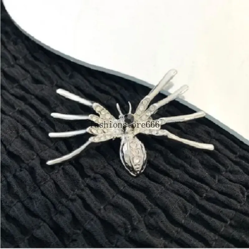 Spilla a forma di ragno con diamanti gotici Spilla con personalità animale donne e uomini Ornamento di Halloween