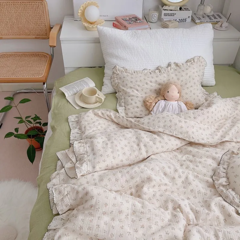 Cot quilt and pillow set sale
