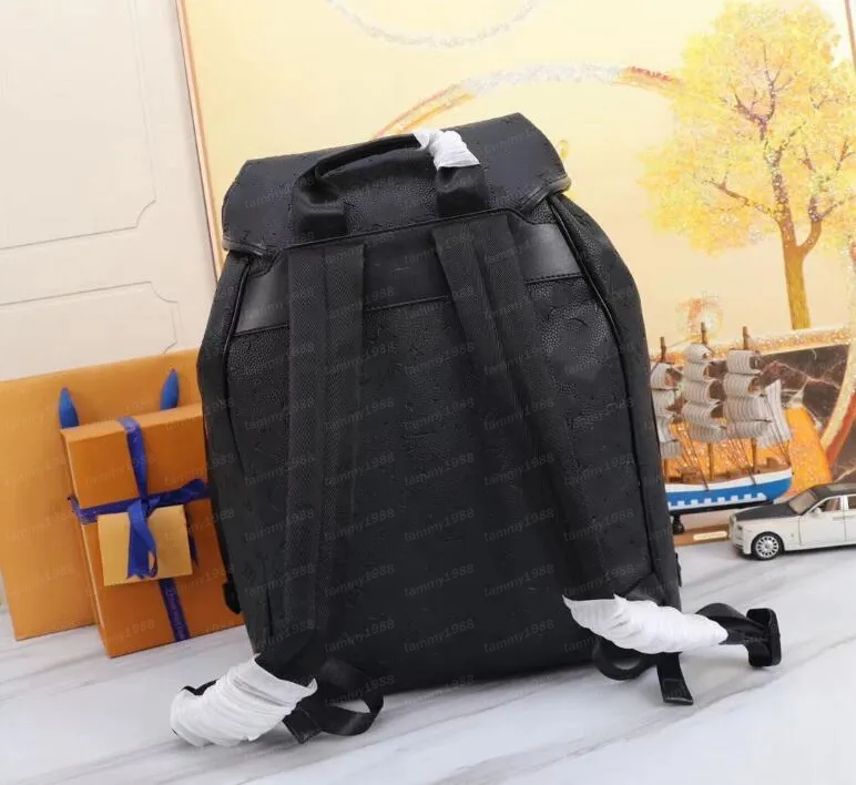 Montsouris Backpack Style 7a本物の革の男性バックパックエンボス加工された革のデザイナーの男性バックパック豪華なサッチェルスクールバッグマンラップトップバッグ旅行バッグ