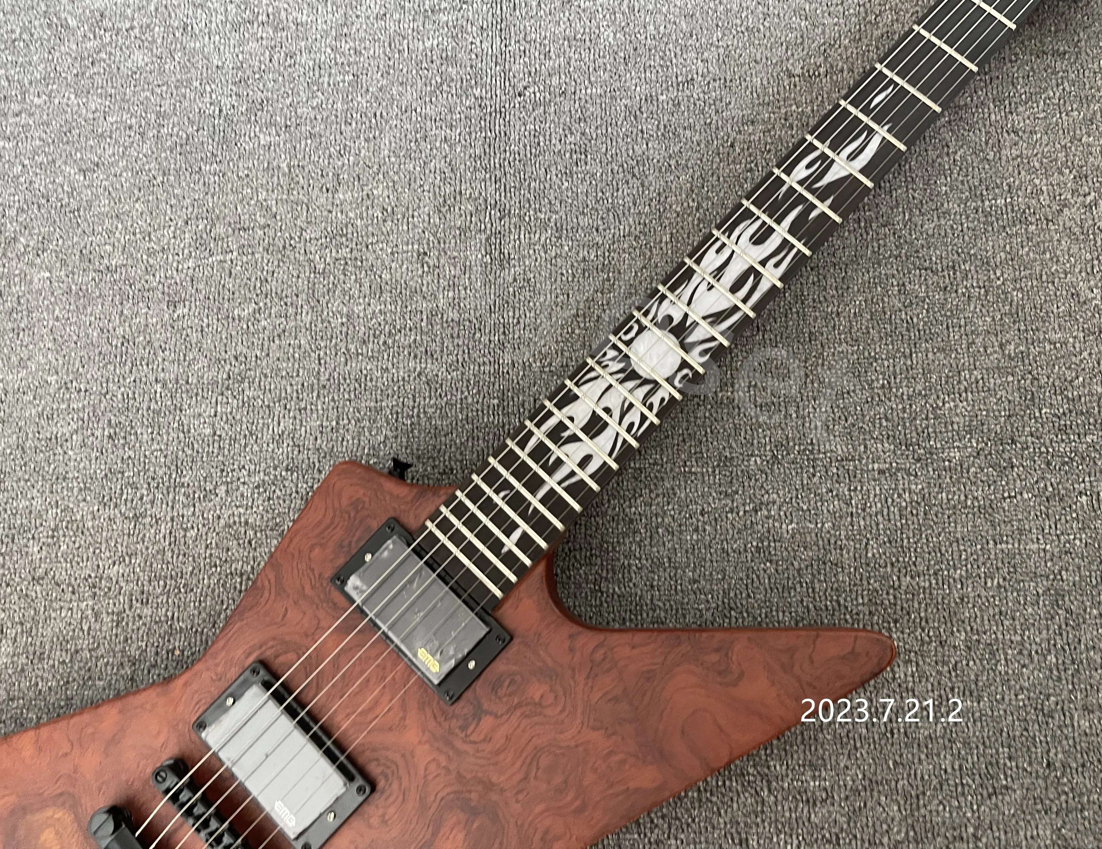 DHgate.com:Electric Guitar with Special Grain Top, Brown