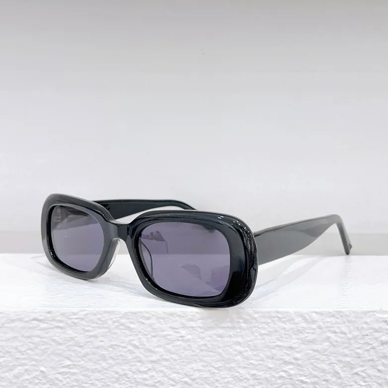 Luksusowe okulary przeciwsłoneczne dla kobiet mężczyzn Summer 2030 Style anty-Ultrafiolet Retro Plac Plac Full Frame Kieliszki Losowe pudełko