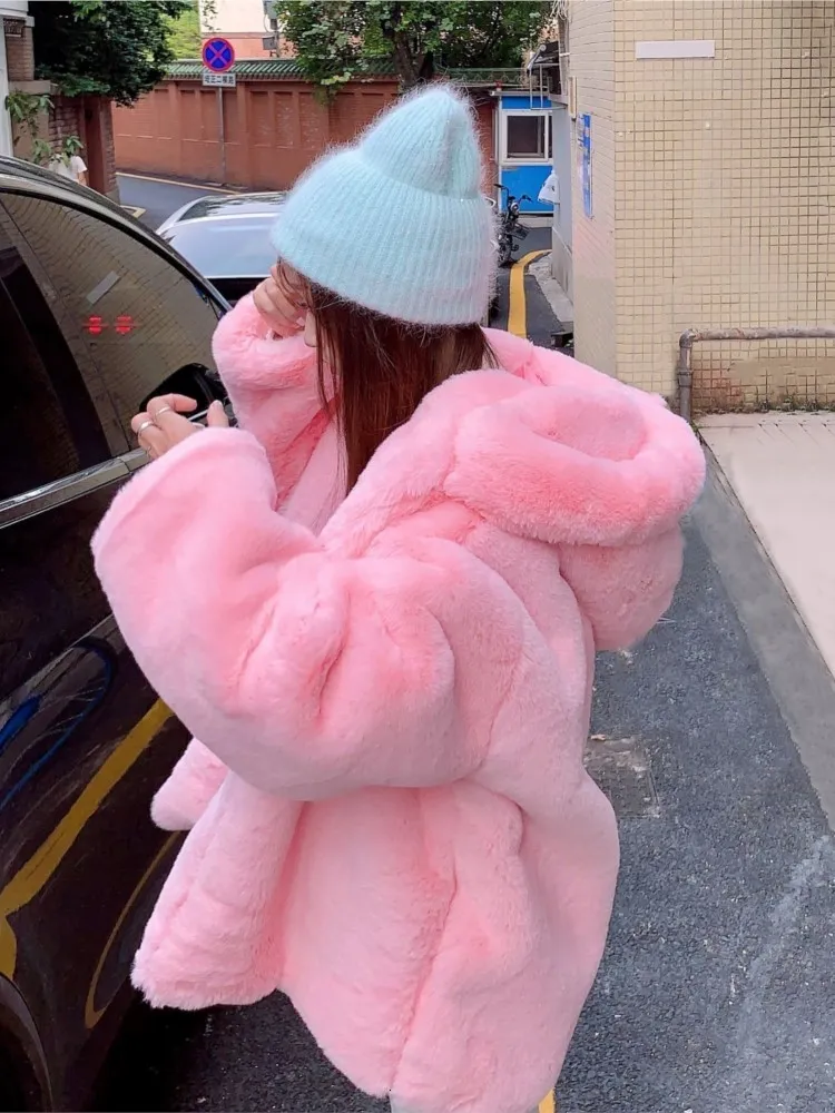 Women futra sztuczne kobiety słodkie różowe płaszcze żeński zima grube ciepłe streetwears koreańskie mody z kapturem duże odzież wierzchołka 230904