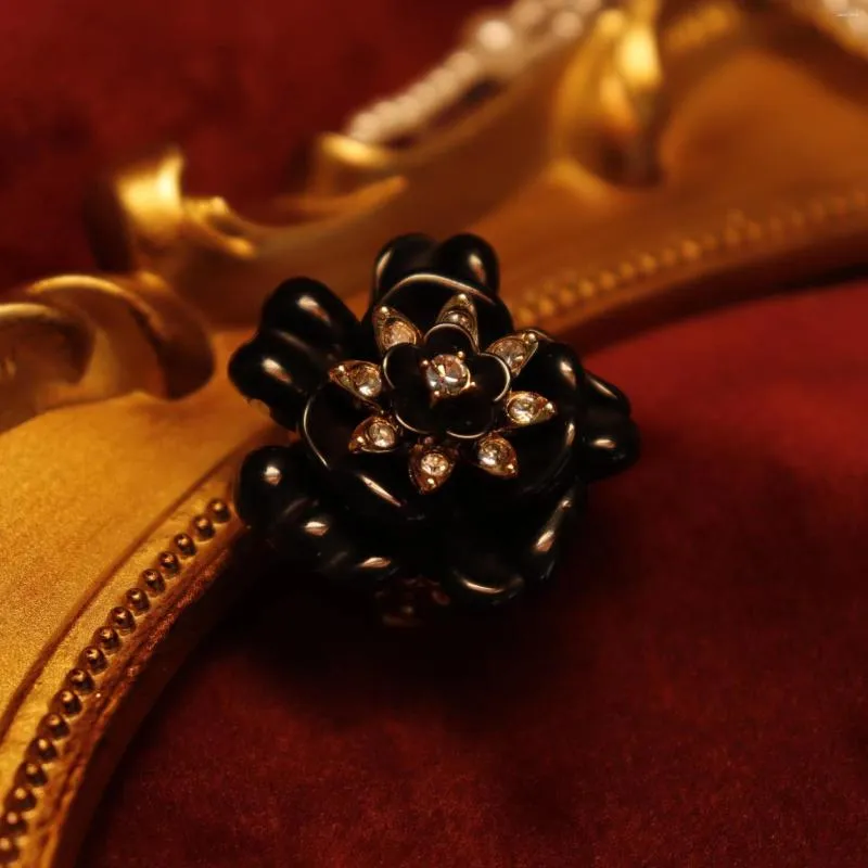 Boucles d'oreilles à dos rétro Royal, Clip d'oreille avec luxe léger et Design exquis de haute qualité, ensemble de fleurs en résine noire, bijoux plaqués or