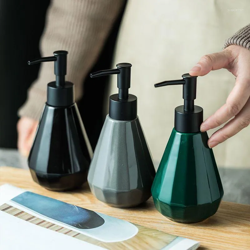 Liquid Soap Dispenser Creative Black Ceramic Lotion Bottle Press Badrumstillbehör Portable Shampoo Moisture Bottling