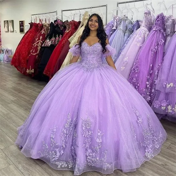 2023 Light roxo quinceanera vestidos Apliques de renda Bertes de cristal Flores de mangas sopradas de mangas bola de bola de bola de bola de tule de tule de bola de tule