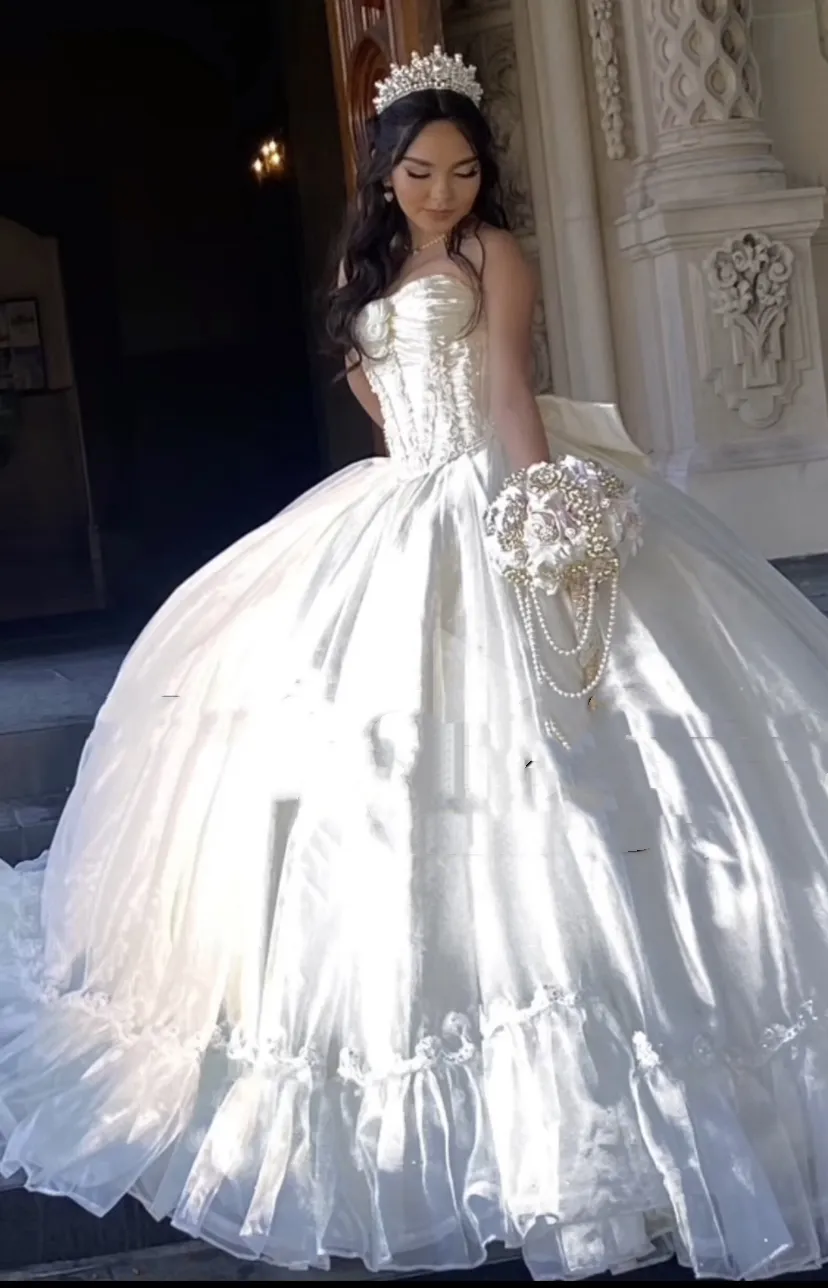 Principessa Corsetto Abiti Quinceanera Con Fiocco Avorio Indietro Fiori fatti a mano Cristalli Abito da ballo con perline Abito da festa per ragazze Increspature Lunghezza pavimento Vestido De 15 Anos