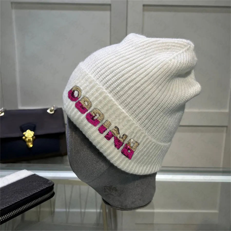 Beanie Cap Knitted Hat Designer Skull Caps for Man Woman Sequin Letters Decoration Winter 4 Color Plain Wool Adult Hats