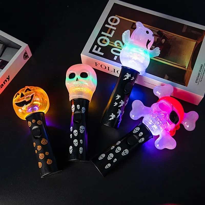 Halloween Toys Handheld Light Up Wand Toys Halloween Adults Kids Cosplay Props Söt Ghost Pirate Skull Pumpkin Flashing Pinnar Party Decoration 230906