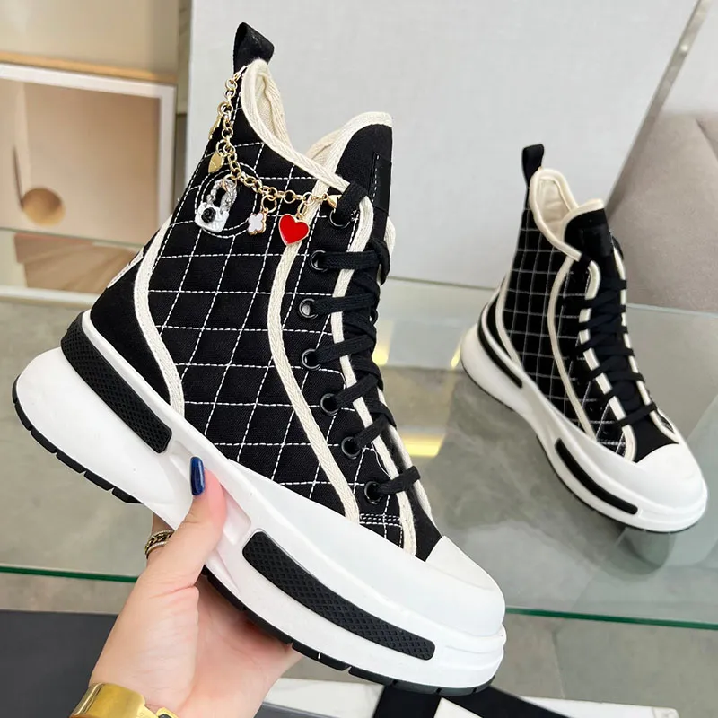 23SS F/W Womens Designer Sneakers klädskor Midstövlar med kedja hjärtformad dukplattform klackar matelasse quiltad textur snörning tryck juvel fritidsko