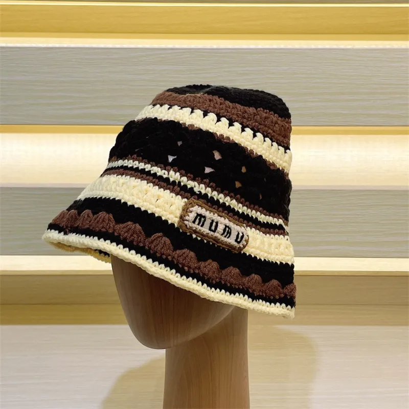 Luxury Woman Bucket Hat Female Barrel Cap Stripe Stripe Kap Autumn Winter Hat Warm Sticke Hat 4 Färger Huvudbonad Cappuccio A Maglia