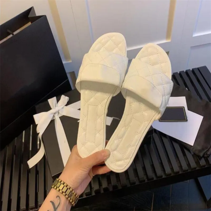 Designer Women's Beach Slippers Classic Classic Flat Summer Fashion Small Fragrance Wind Rhomboid Lattice broderie Soft Drag Leather Hotel's Hotel Sandals sexy 35-42