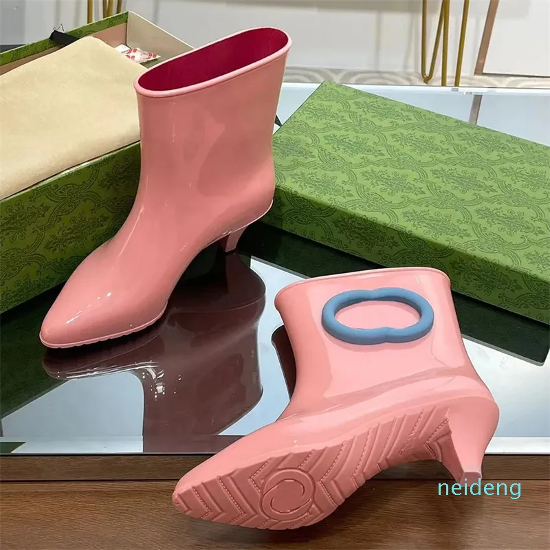 Diseñador - botines sin cordones de goma Punta puntiaguda Tacón medio Suela de goma Botas de lluvia Zapatos de lujo para mujer Calzado de fábrica