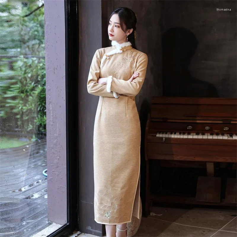 Etnisk klädfjäderkrage Woolen Cheongsam 2023 Vinter Young Model Elegant Chinese Girl Improved Qipao Dress Autumn Long Sleepes