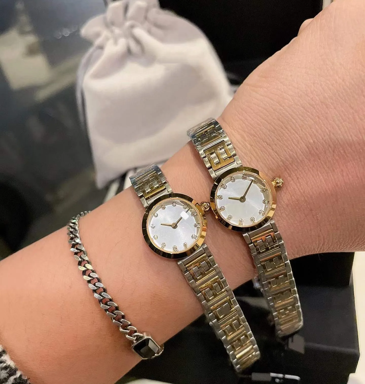 패션 새로운 스테인리스 스틸 쿼츠 시계 흰 지르콘 다이얼 여성 라운드 다이아몬드 손목 시계 기하학적 원 시계 여성 시계 19mm