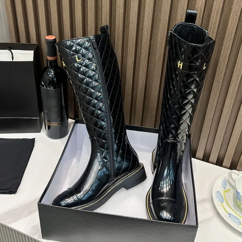 23ss F/W Calfskin Femmes Bottines Au Genou Designer Talons Chunky Matériel De Texture Matelassée Matelasse Avec Fermeture À Glissière Stretch Knight Rainboots Botte De Moto Occidentale